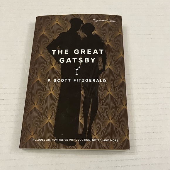 🍉Any books 2/$12 Like New The Great Gatsby by F. Scott Fitzgerald paperback book - Picture 1 of 3